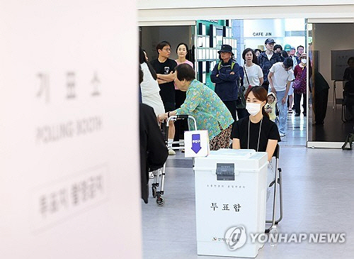 제21대 대통령 선거일인 3일 부산진구청에 마련된 부암 1동 제4투표소에서 유권자들이 소중한 한표를 행사하고 있다.   [연합뉴스]